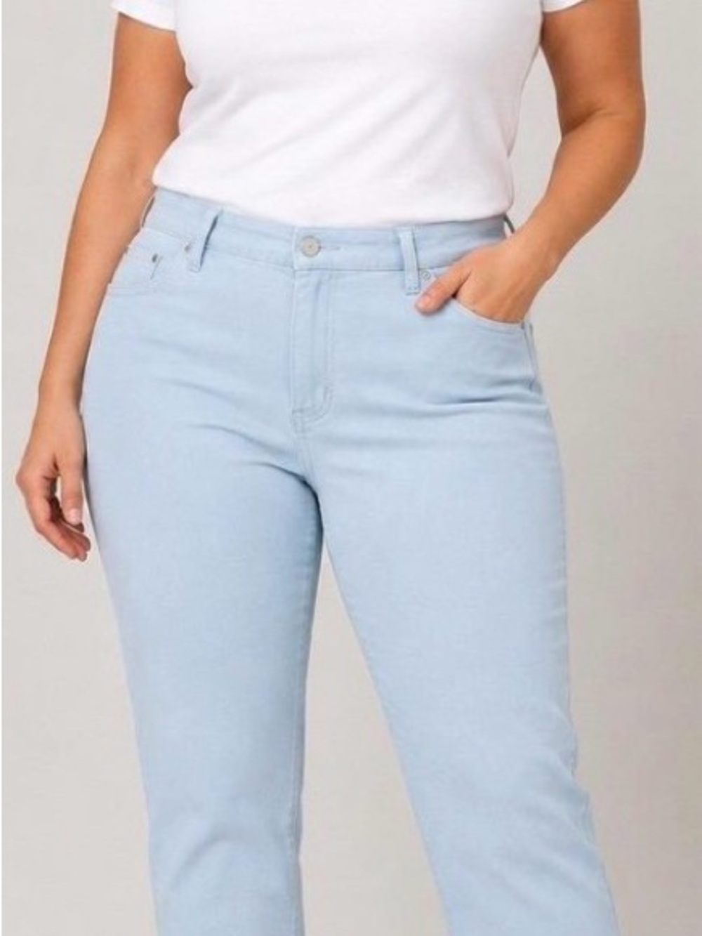 Gloria Vanderbilt AMANDA Tapered Leg Classic Rise Jeans in Light Blue